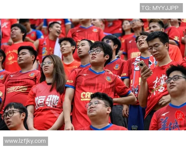 足球明星在采访中亲吻球迷瞬间引发热议与感动