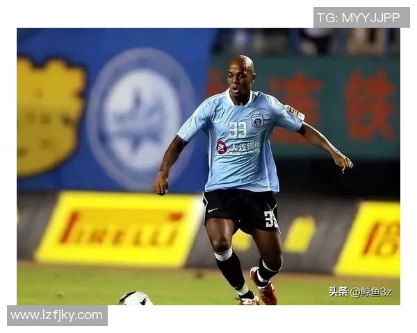 足球明星比赛中鞋子损坏瞬间曝光引发球迷热议与关注